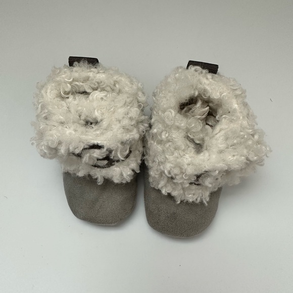 Baby UGG booties Size 2/3 - Picture 2 of 11